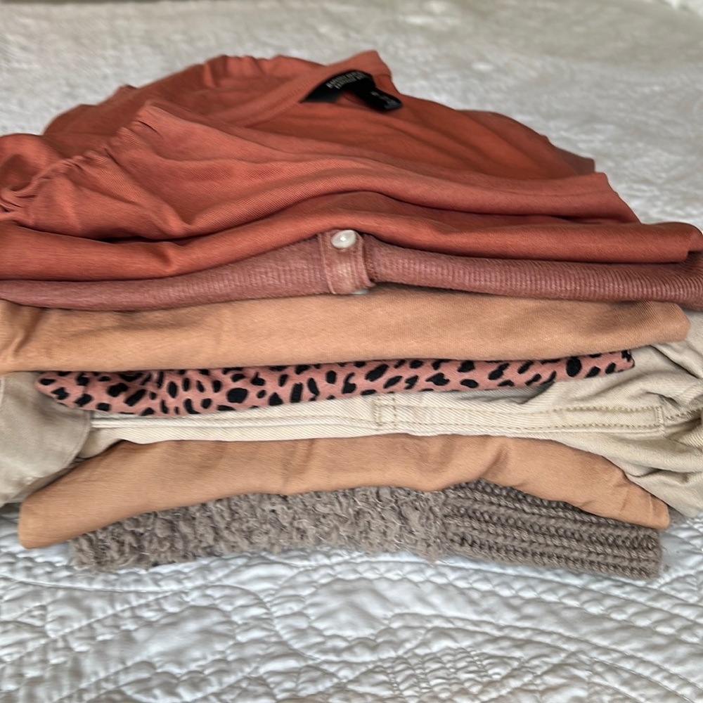 🤩Kind of a mystery Neutrals stack! 7 items🤩